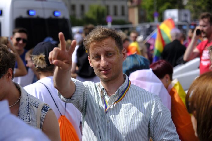 posel-ko-kupil-sobie-za-publiczne-pieniadze-telefon-za-8-tys.,-bo-nie-znalazl-nic-innego-co-spelnialoby-jego-oczekiwania