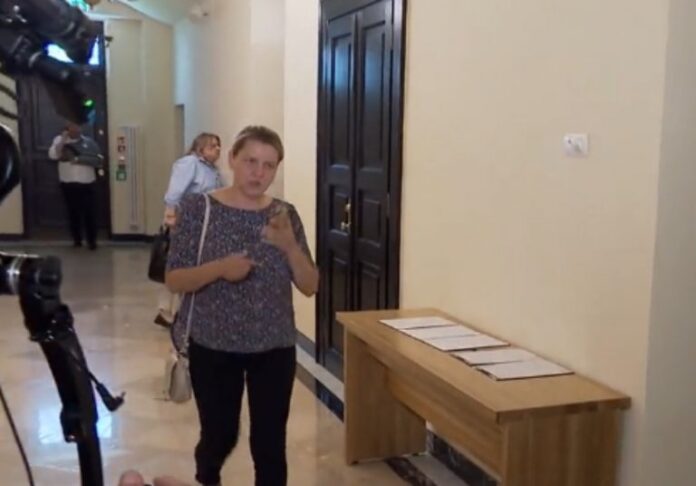 „chamstwo-maja-w-naturze“.-poslanka-lapiak-wymysla-sobie,-ze-rozmawia-przez-telefon-gdy-na-horyzoncie-pojawil-sie-dziennikarz-tvn