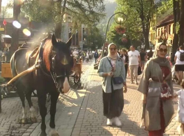 turysci-z-bliskiego-wschodu-opanowali-zakopane-gorale-na-to-liczyli.-„sa-w-stanie-zaplacic-kazda-cene”