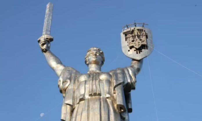 w-kijowie-zainstalowali-trojzab-na-pomniku-„ojczyzna”