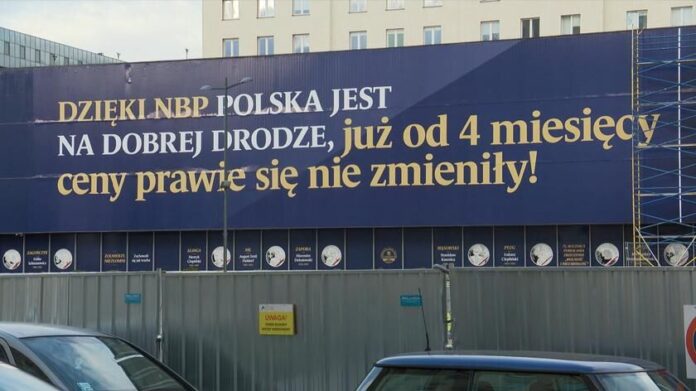 nbp-rusza-do-boju-o-trzecia-kadencje-dla-pis.-nowy-propagandowy-baner-glapinskiego-informuje:-„ceny-prawie-sie-nie-zmienily”