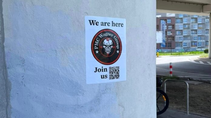 w-krakowie-pojawily-sie-naklejki-zachecajace-do-wstapienia-do-grupy-wagnera.-policja-bada-sprawe