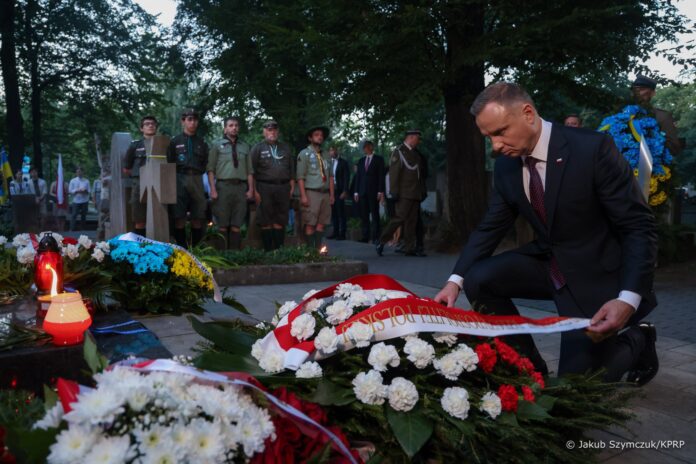 duda-podczas-ceremonii-upamietniajacej-bitwe-warszawska-oddal-hold-ukrainskim-zolnierzom