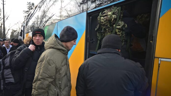 na-ukrainie-mezczyzni-w-wielu-poborowym-ukrywaja-sie-w-domach-przed-komisarzami-wojskowymi