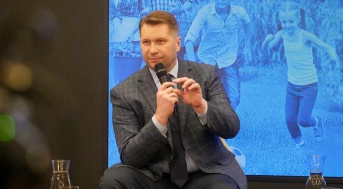 czarnkowi-grozi-proces.-aby-go-uniknac,-musi-pisowski-minister-publicznie-przeprosic