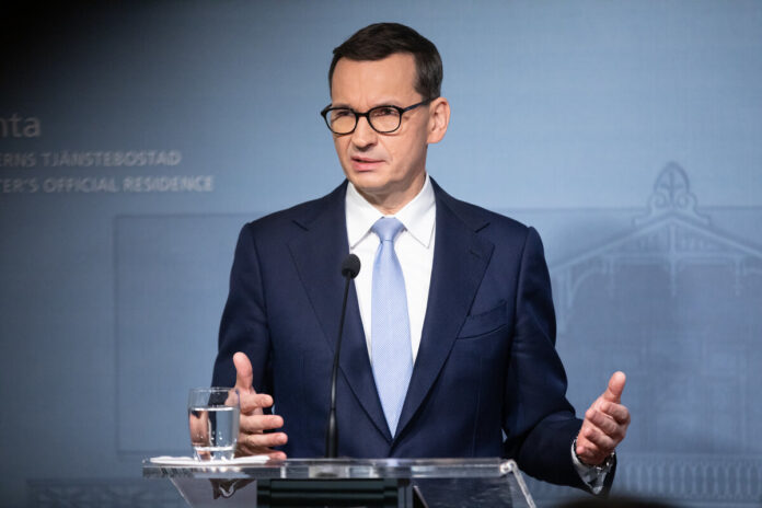 mieszkancy-gorlic-przywitali-matuszka-morawieckiego-z-wielka-„dostojnoscia”