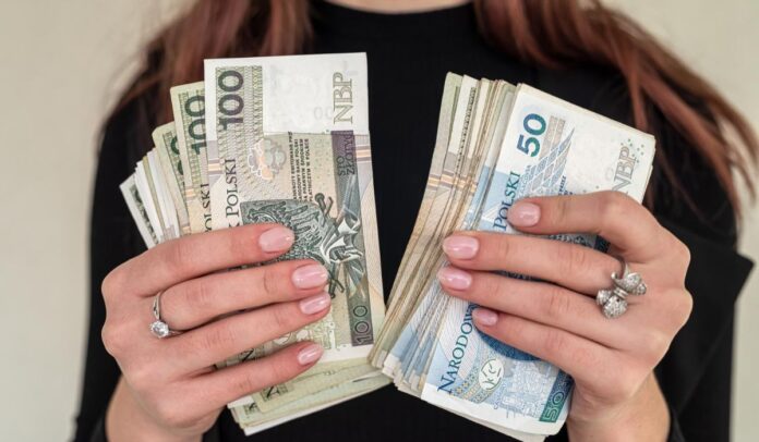 rzad-zapowiedzial-nowy-bon-dla-polakow!-po-zlozeniu-wniosku-otrzymasz-2500-zlotych!