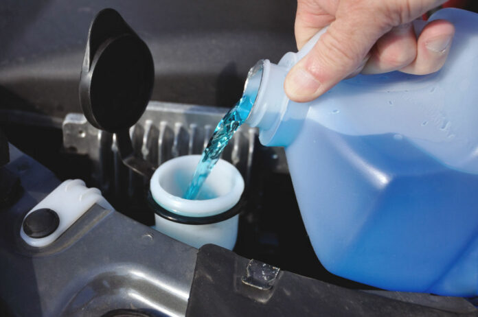 od-teraz-musisz-wozic-plyn-do-spryskiwaczy-w-bagazniku.-za-jego-brak-–-mandat-jest-wysoki