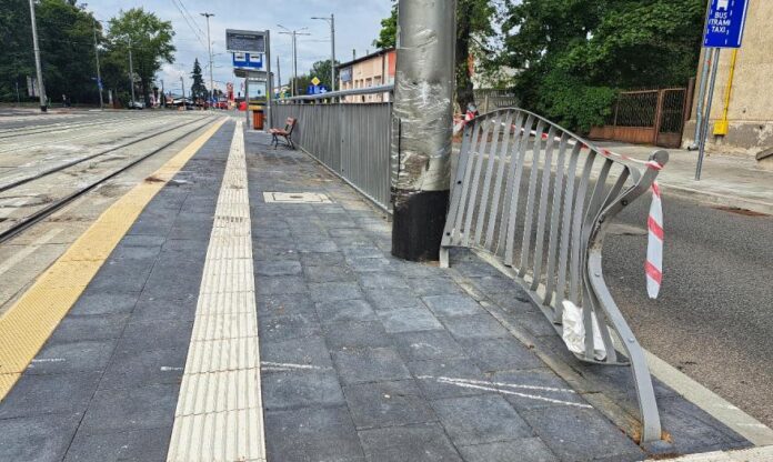 pabianice:-pijany-ukrainiec-z-impetem-wjechal-w-slup.-rozbil-auto-w-drobny-mak