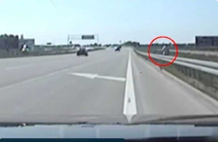 „chyba-myslal,-ze-jest-na-ukrainie”.-pijany-38-letni-ukrainiec-„spacerowal”-po-trasie-s7