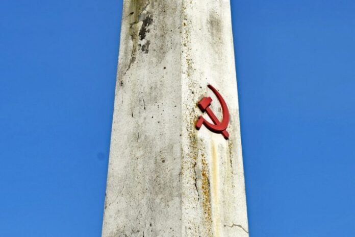 „rowni-i-rowniejsi”.-pisowska-prokuratura-wycofuje-oskarzenie-wobec-przestepcow,-ktorzy-usuneli-mlot-i-sierp-z-pomnika