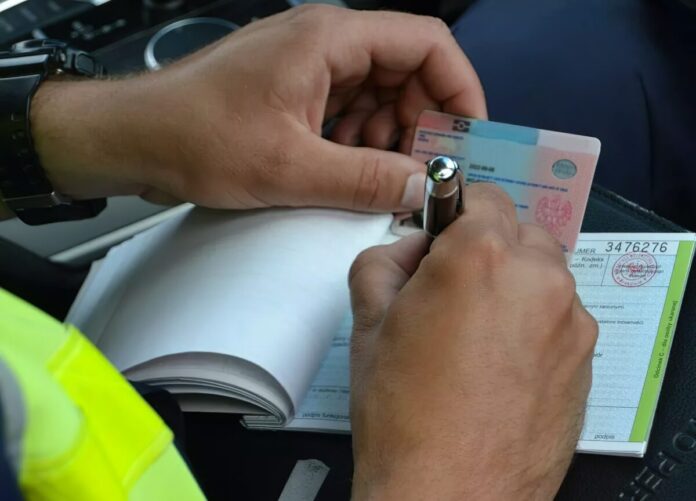 nowy-mandat-za-to-wykroczenie-jest-niewazny.-kierowcy-moga-odzyska-pieniadze-i-prawo-jazdy