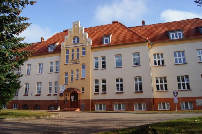 szpital-w-obornikach-wprowadzil-naruszajacy-prawo-pacjentow-zakaz-odwiedzin-z-powodu-pieciu-pacjentow-chorych-na-covid