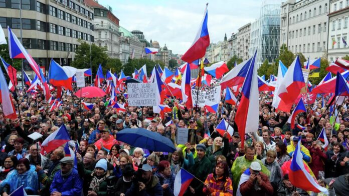 w-czechach-odbyla-sie-antyrzadowa-demonstracja.-„narod-ma-dosyc-waszego-wspierania-ukrainy”