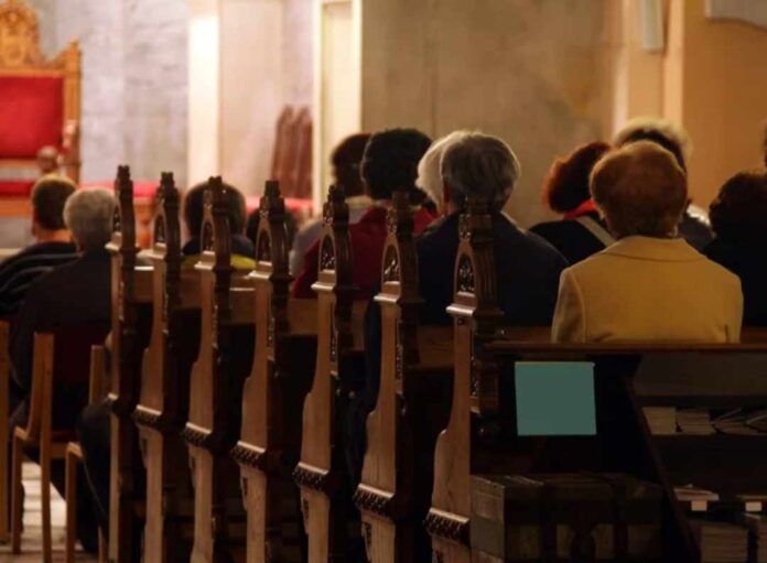 wrzesnia:-skandal-w-kosciele!-ksiadz-przerwa-msze-i-wyrzuca-rodzine-z-kosciola,-bo…