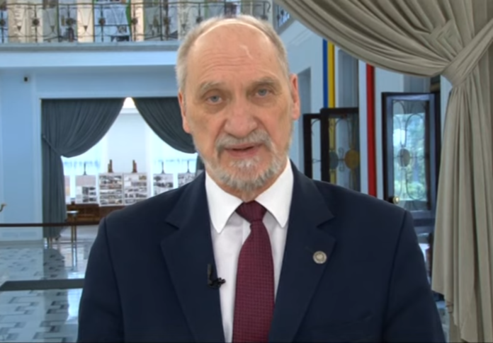 macierewicz-ucieka-przed-dziennikarzami.-internauci-pytaj-a-czy-tak-samo-uciekal-ze-smolenska
