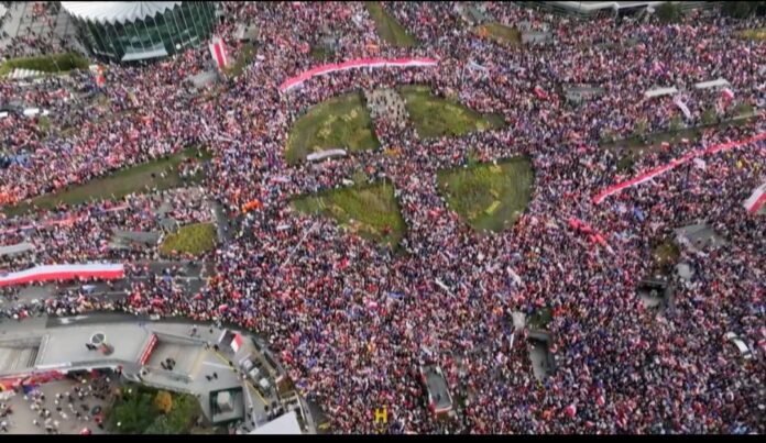 „marsz-mielona-serc”-w-warszawie-odbywa-sie-marsz-opozycji.-rezim-kaczynskiego-kipi-ze-zlosci