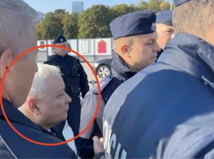 kaczynski-dokonal-aktu-wandalizmu-pod-pomnikiem-smolenskim.-„policja”-zajela-oficjalne-stanowisko-w-sprawie-incydentu