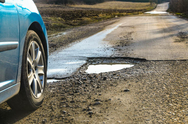 uszkodzenie-auta-na-dziurawej-jezdni-stanowi-podstawa-do-zadania-odszkodowania uszkodzenie-auta-na-dziurawej-jezdni-stanowi-podstawa-do-zadania-odszkodowania