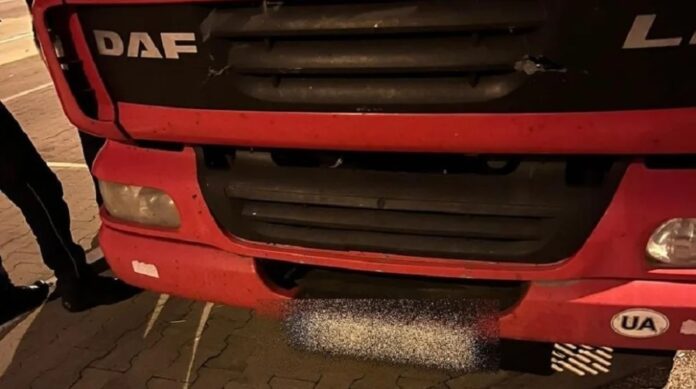 pijany-ukrainiec-kierowal-30-tnowym-tirem.-mimo-stanu-upojenia-alkoholowego-popijal-piwo-podczas-jazdy