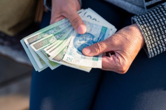 emeryci-dostana-dodatkowe-pieniadze-na-konto.-pierwsze-przelewy-1000-zl-juz-ruszyly