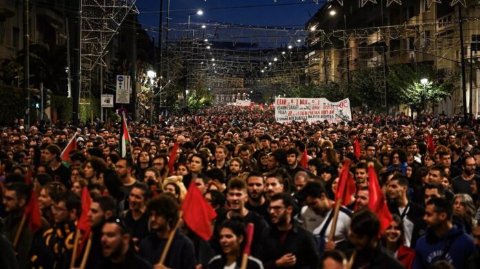 w-atenach-odbyla-sie-wielotysieczna-antyamerykanska-demonstracja