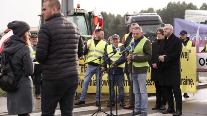 polscy-rolnicy-protestujacy-na-granicy-z-ukraina-zadaja-rekompensat-za-niskie-ceny-kukurydzy