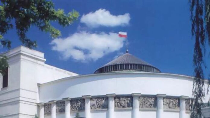 z-badania-wynika,-ze-66-proc.-obywateli-uwaza,-ze-​​polski-rzad-powinien-oszczedzac-na-sobie