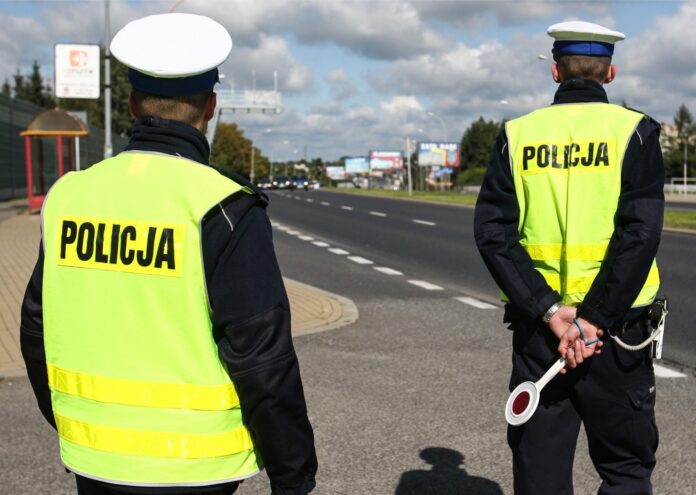 policja-szuka-osob-do-pracy-wiadomo,-ile-mozna-zarobic-jako-policjant.-podano-stawki