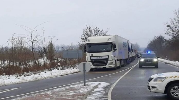 wegierscy-przewoznicy-solidaryzuja-sie-z-polskimi-i-zaczynaja-blokowac-granice-z-ukraina