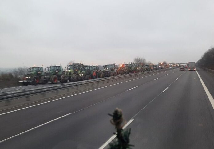 rolnicze-blokady-w-niemczech-z-planowanych-podwyzka-cen-paliwa