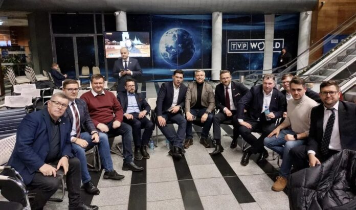 upadly-pis-okupuje-tvp.-w-ten-sposob-chce-chronic-swojego-ostatniego-„okna-propagandy”