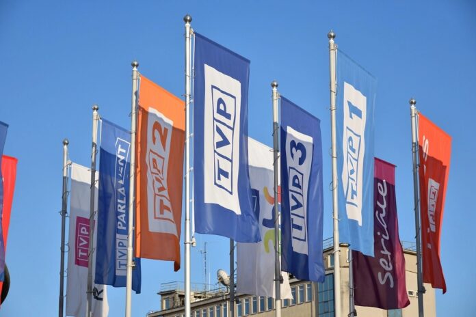 policja-przyjechala-do-tvp.-do-telewizji-zjezdzaja-sie-ludzie