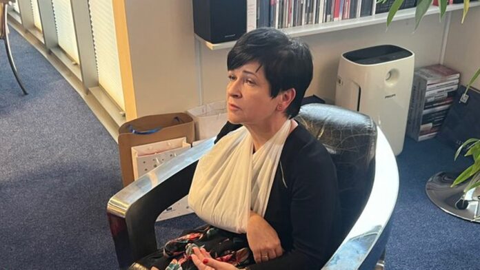 poslanka-joanna-borowiak-z-pis-zostala-ranna-podczas-potyczki-w-tvp.-wezwano-medykow