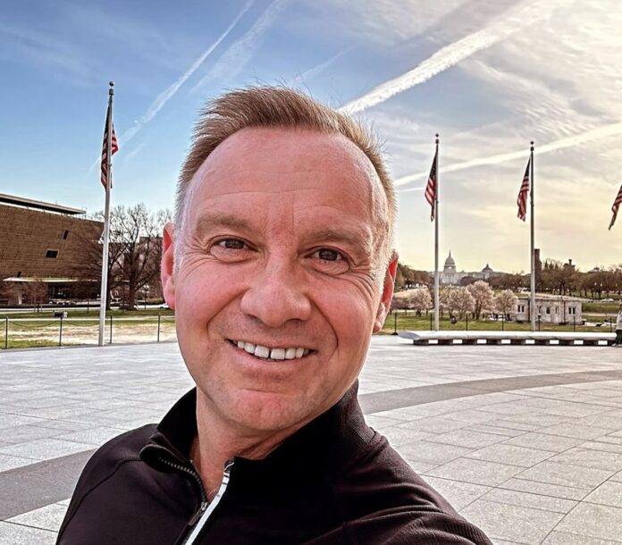 andrzej-duda-stal-sie-mistrzem-selfie-w-ameryce.-internauci-ostro-zareagowali