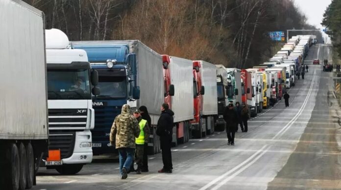 ukraina-zali-sie,-ze-tysiace-ciezarowek-utknelo-w-kolejkach-na-granicy-ukrainy z-powodu-protestow-rolnikow