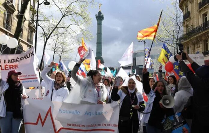 w-paryzu-pielegniarki-protestowaly-domagajac-sie-podwyzek-plac