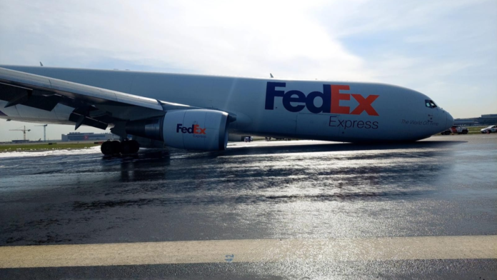 fedex-767-from-paris-to-istanbul-makes-noseup-landing-|-exclusive