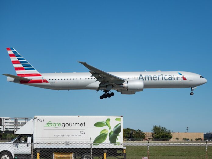 american-airlines-investigates-the-case-of-spoil-meals-served-in-flight