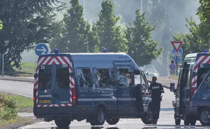 francuscy-straznicy-wiezienni-rozpoczeli-protest-po-smierci-straznikow-furgonetki-z-wiezniami