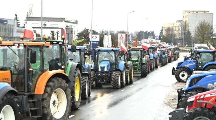 protest-rolnikow-blokuje-drogi-pod-warszawa:-policja-zaleca-objazdy