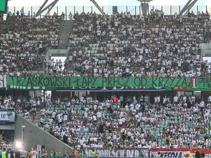 „lapy-przecz-od-krzyza”.-kibice-legii-protestuja-w-sprawie-decyzji-trzaskowskiego-o-„symbolach”-religijnych