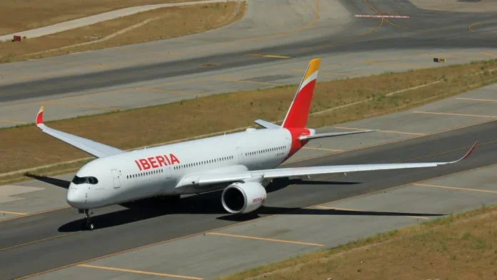 iberia-airbus-a350-hits-the-pole-on-the-ground-at-peru-airport