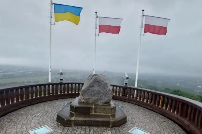 ukrainizacja-polski-trwa!-flaga-ukrainy-ponownie-zawisla-na-kopcu-kosciuszki-w-krakowie