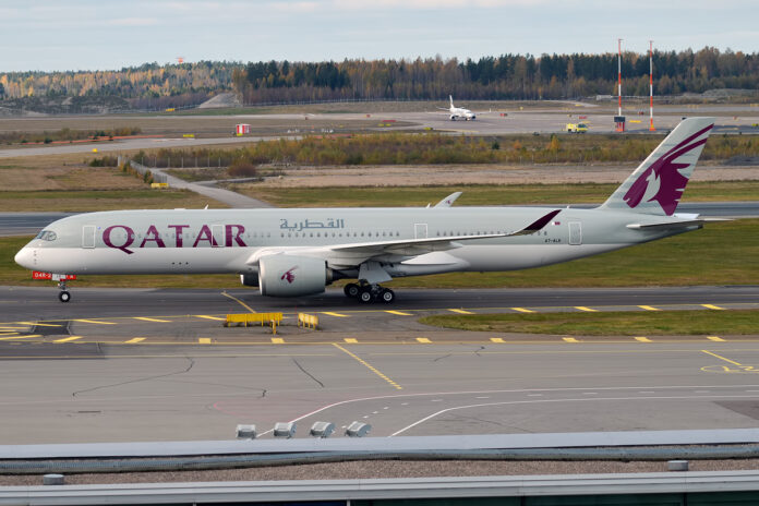 qatar-airways-ceo-helps-american-woman-board-flight-to-new-york-in-business-class