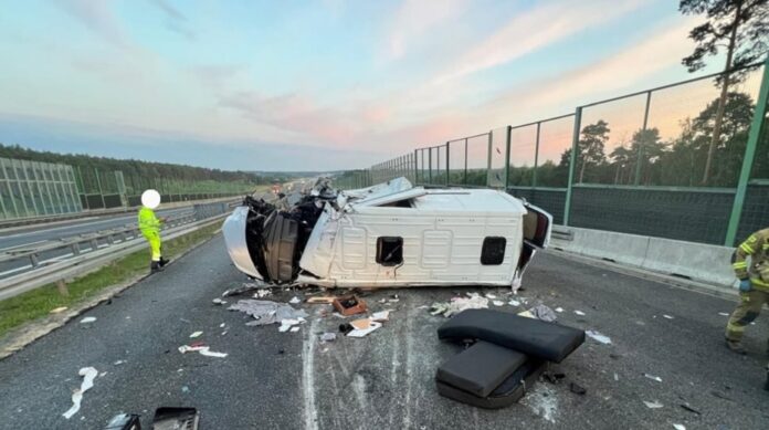 tragiczny-wypadek-na-autostradzie-a2:-bus-z-ukraincami-uderza-w-samochod-sluzby-drogowej