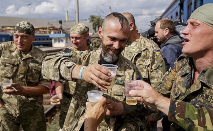 w-centrum-kijowa-pijany-ukrainski-wojskowy-zaatakowal-przechodniow,-policja-jest-bierna