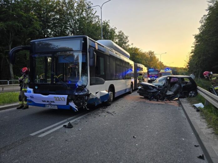 wypadek-drogowy-w-gdyni:-sprawca-standardowo-pijany-ukrainiec-w-ciezkim-stanie-trafil-do-szpitala