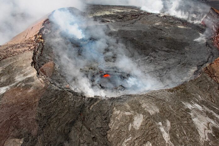 etna-znow-sie-obudzila:-ograniczenia-na-lotnisku-w-katanii