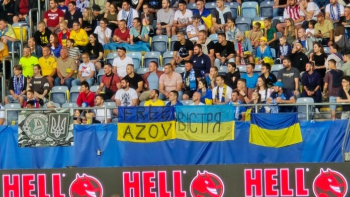 „free-azov”.-banderowski-transparent-na-podczas-meczu-rozgrywanego-na-arenie-lublin